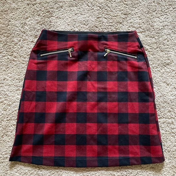 Maurices women’s extra small red / black plaid skirt - Picture 2 of 6